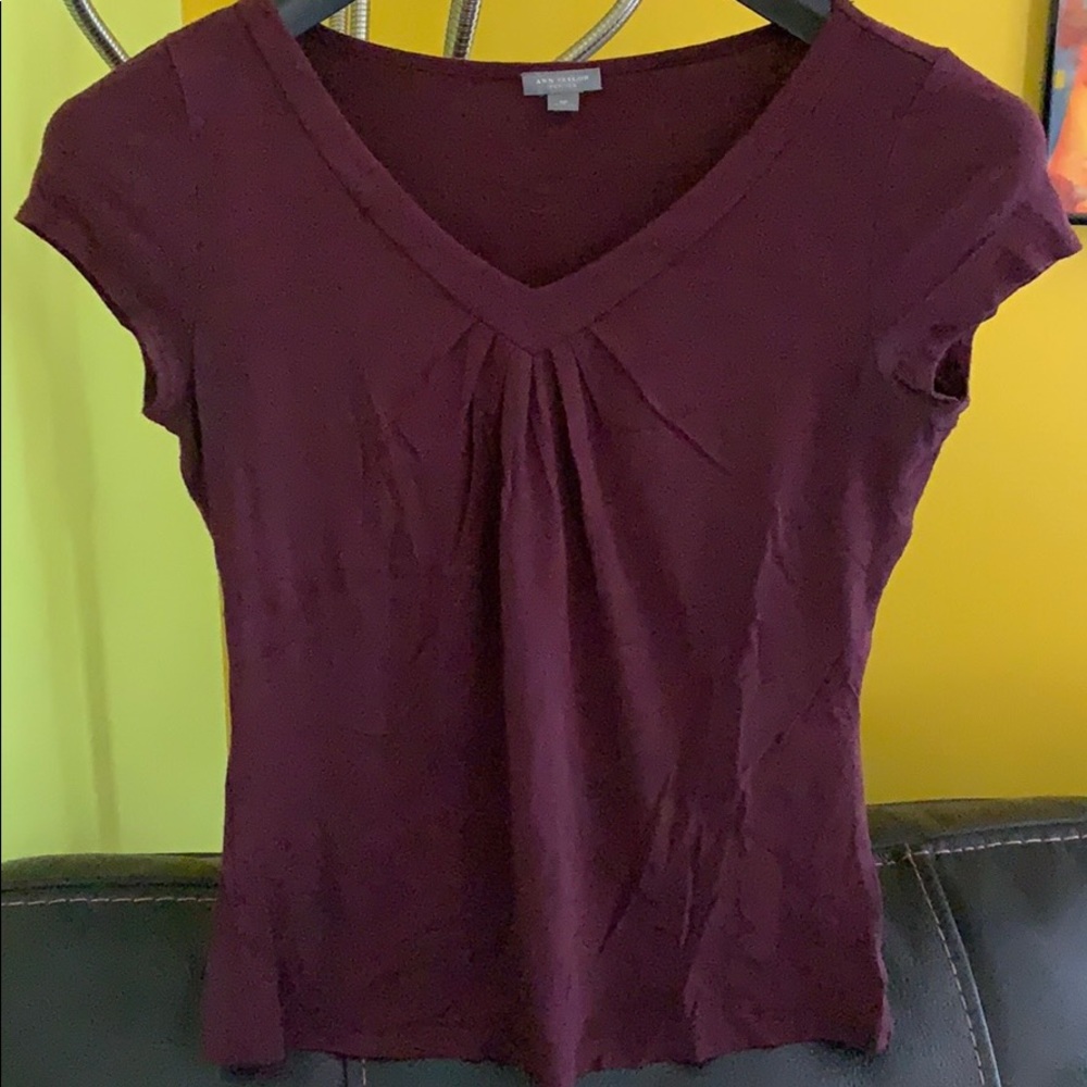 Ann Taylor v neck burgundy short sleeve top